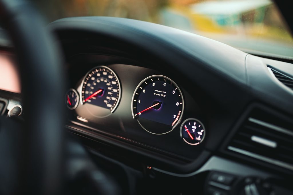 Waarschuwingslampjes op het dashboard in de auto: wat betekenen ze?